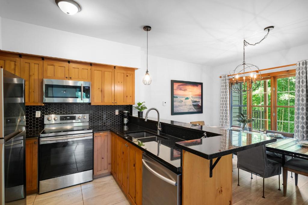 Kuchyň nebo kuchyňský kout v ubytování Les Falaises Tremblant - Ski Inout Condo W2bdrs