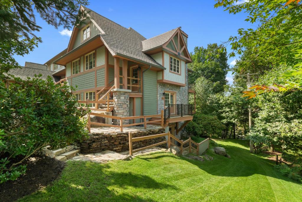 Zahrada ubytování Les Falaises Tremblant - Ski Inout Condo W2bdrs