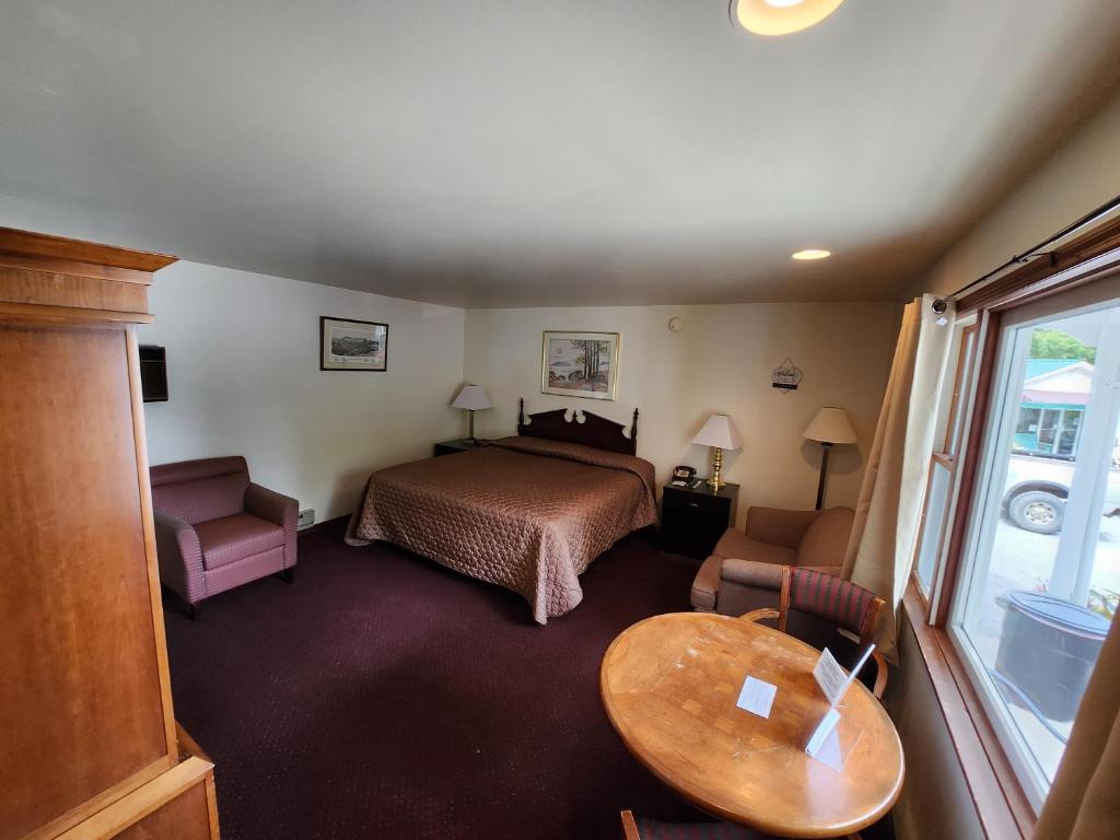 Lake View Motel - Standard King Room