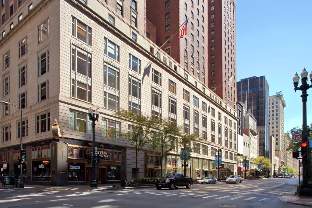 un edificio en una calle de la ciudad con un semáforo en The Palmer House Hilton, en Chicago