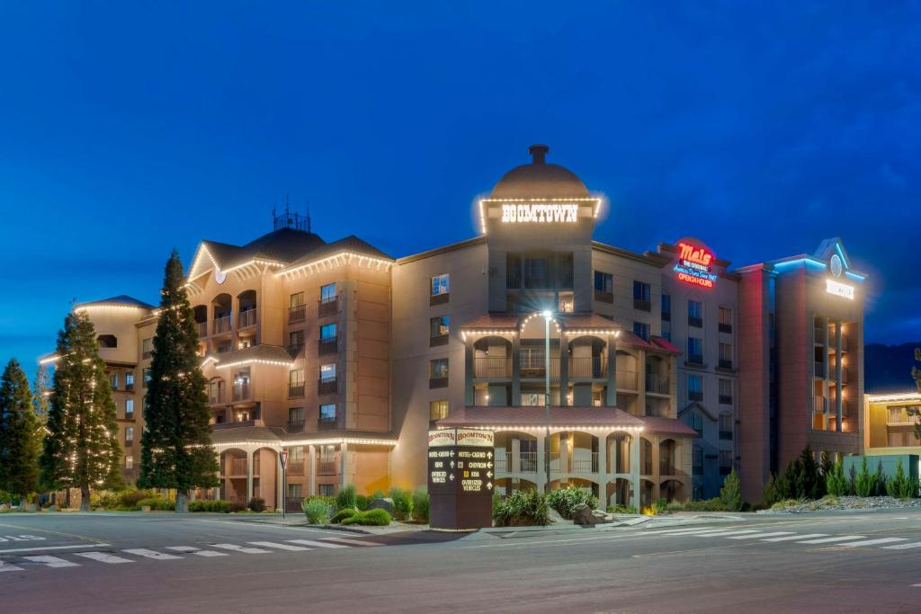 um hotel com um edifício iluminado à noite em Best Western Plus Boomtown Casino Hotel em Reno