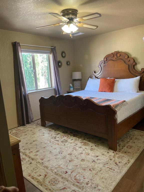 um quarto com uma cama grande e uma janela em All season vacation home! em Cottonwood