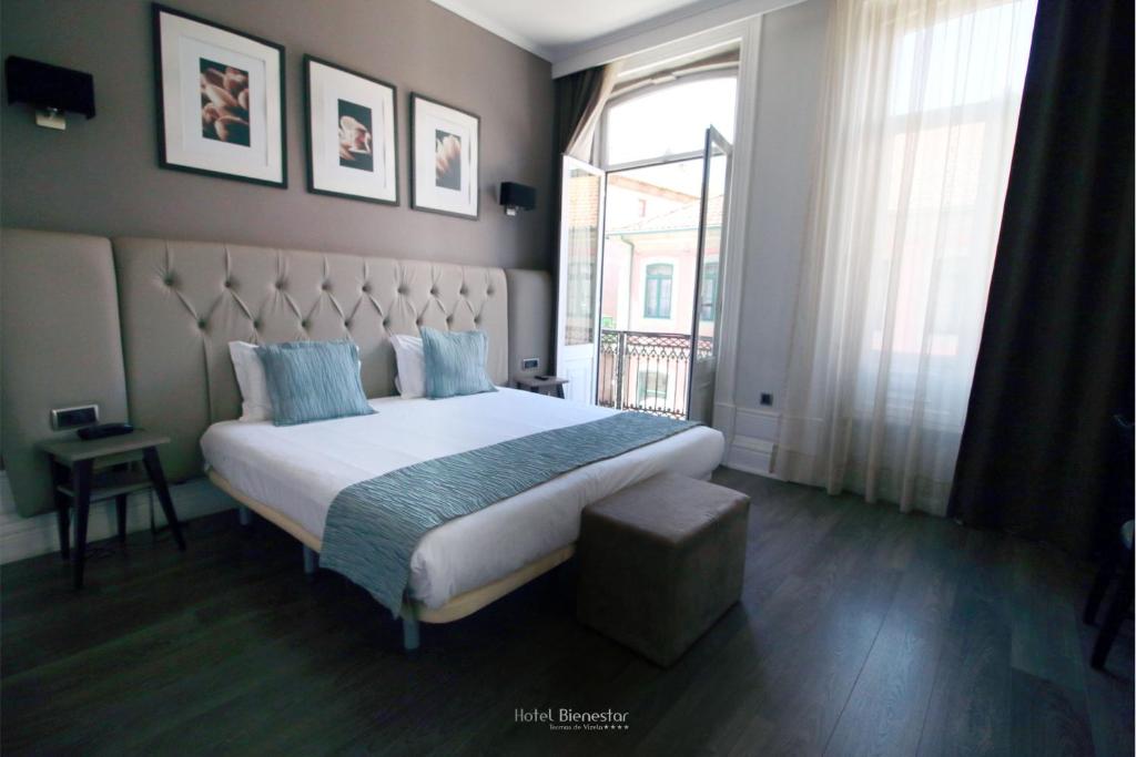 Un dormitorio con una cama grande y una ventana en Hotel Bienestar Termas De Vizela, en Vizela