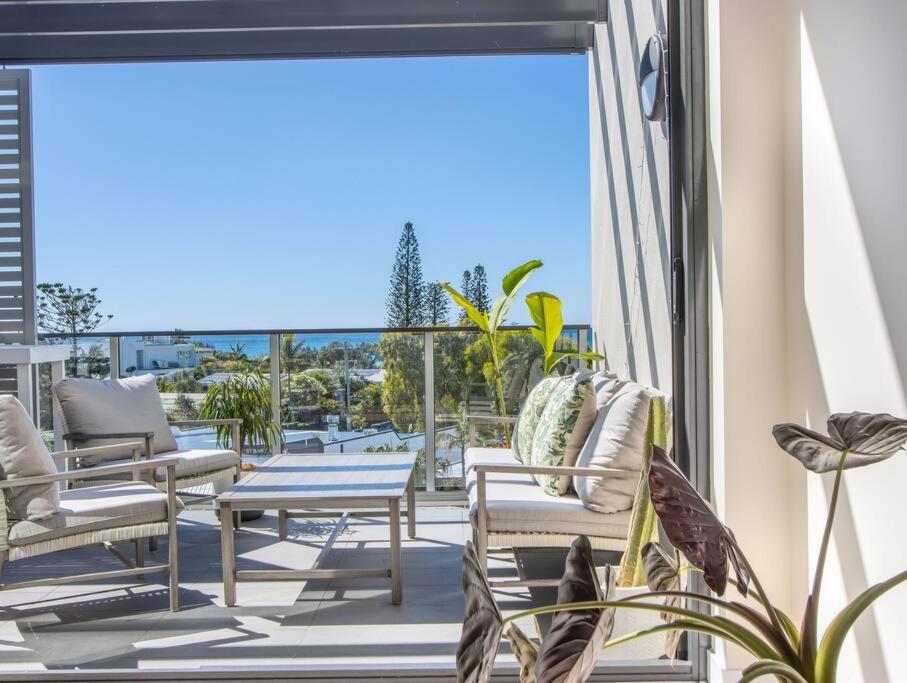 d'une terrasse avec des chaises et une table sur un balcon. dans l'établissement Cabarita Beachside - Hosted by Holiday Management, à Cabarita Beach