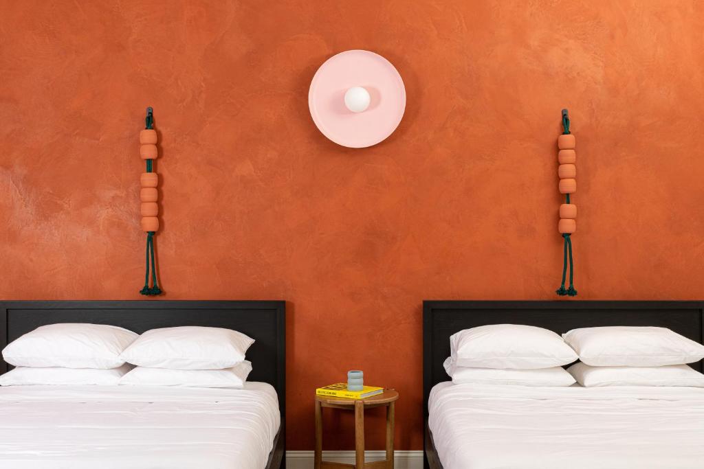 Postel nebo postele na pokoji v ubytování YOWIE Hotel
