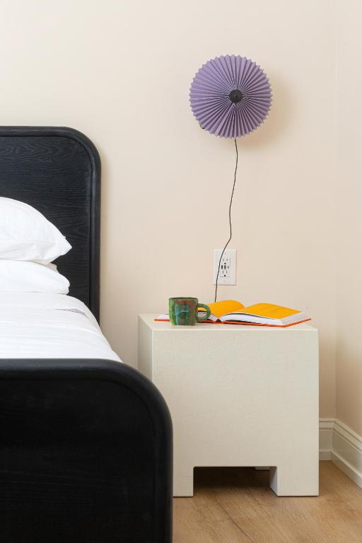 Postel nebo postele na pokoji v ubytování YOWIE Hotel