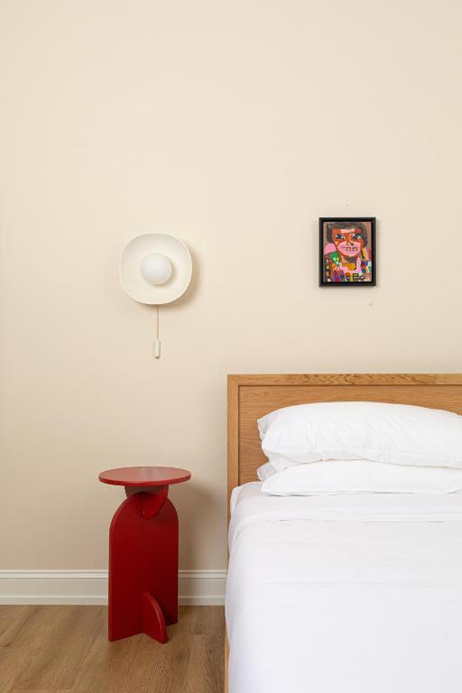 Postel nebo postele na pokoji v ubytování YOWIE Hotel