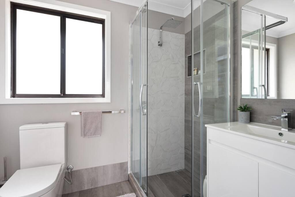 Koupelna v ubytování Spacious 3BR house with a cosy log fire & luxury spa bath