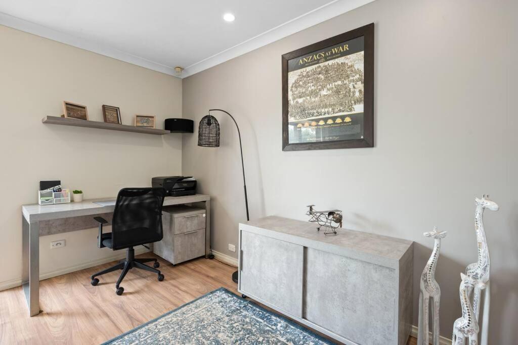 Fotografie z fotogalerie ubytování Spacious 3BR house with a cosy log fire & luxury spa bath v destinaci Kalgoorlie