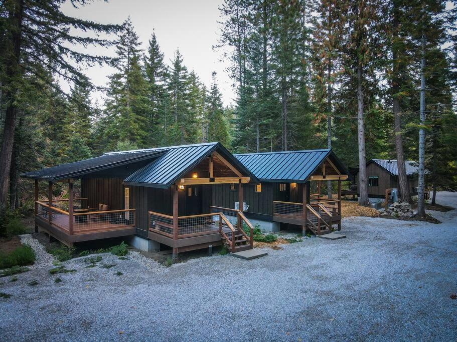 Gallery image of Wilderness Lodge 1 bedroom cabin in the woods at Lake Wenatchee in Leavenworth