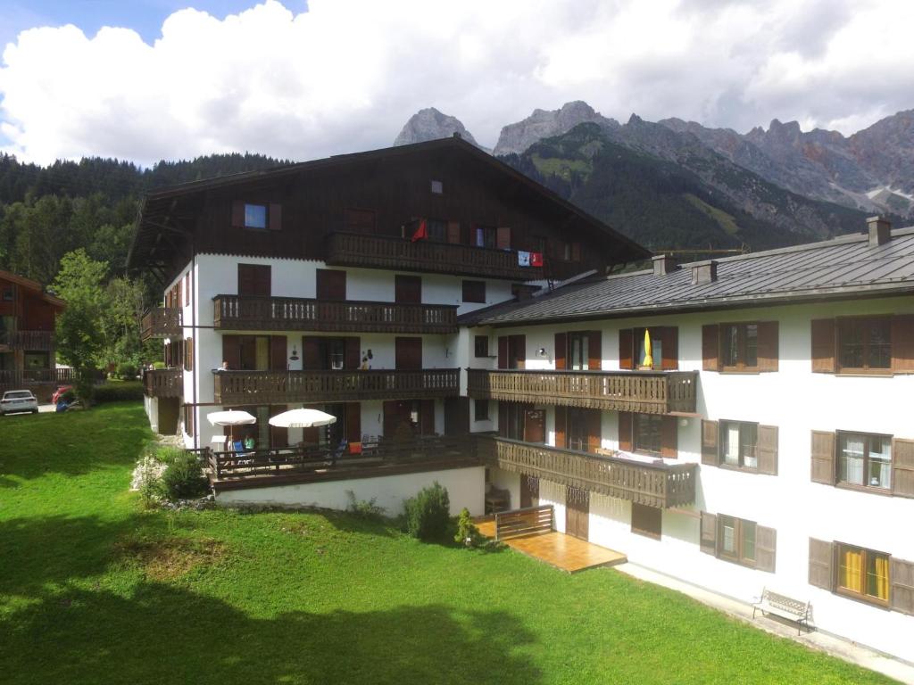 um grande edifício com varandas e uma montanha em Sonnleiten 1 em Hinterthal