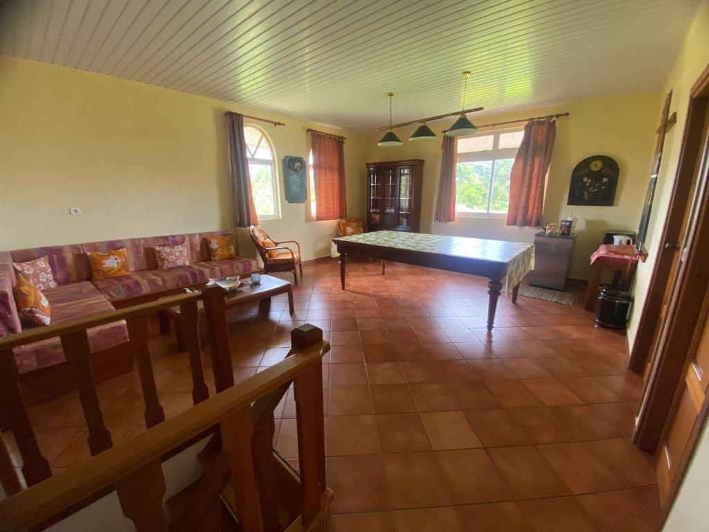 una sala de estar con mesa de ping pong. en Te Mana Lodge, en Taravao