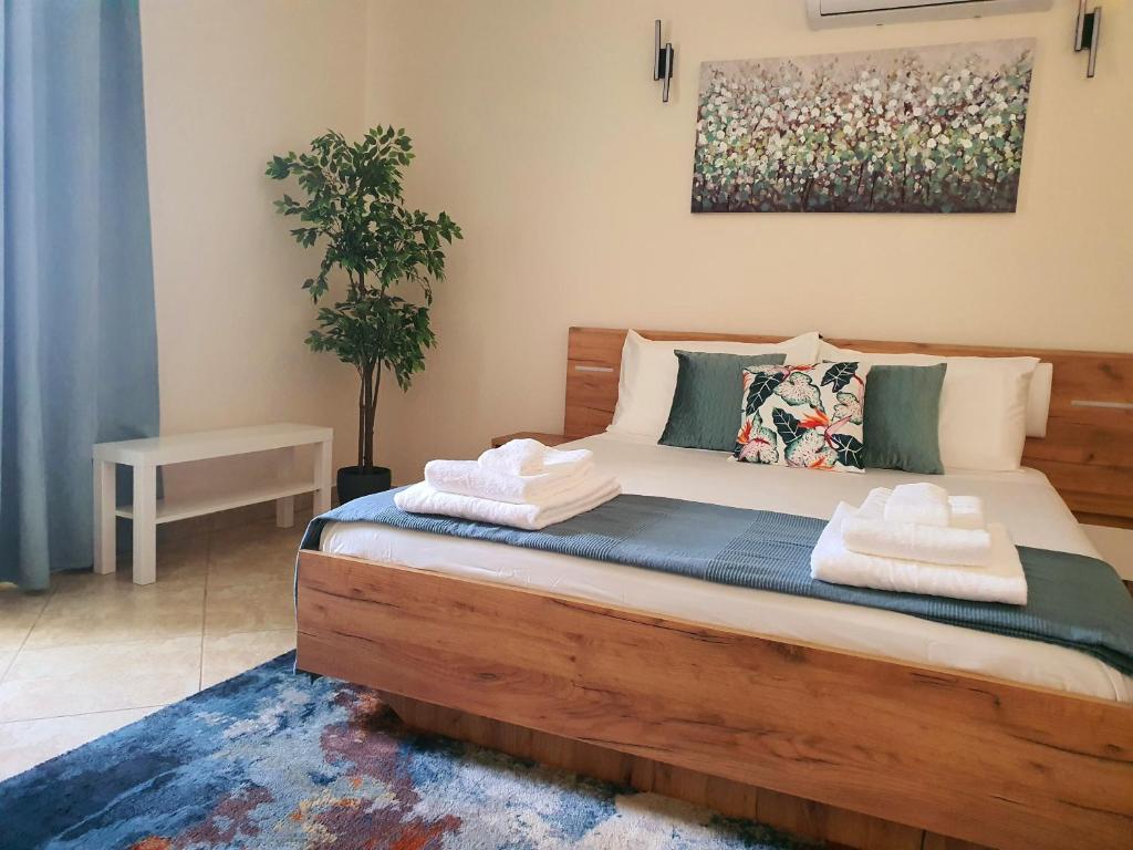 um quarto com uma cama com toalhas em Casa da Vera em Faro