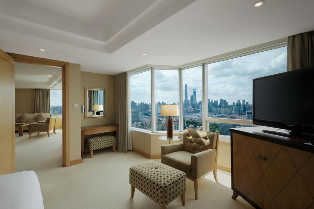 TV a/nebo společenská místnost v ubytování DoubleTree by Hilton Shanghai Pudong - Present welcome cookie