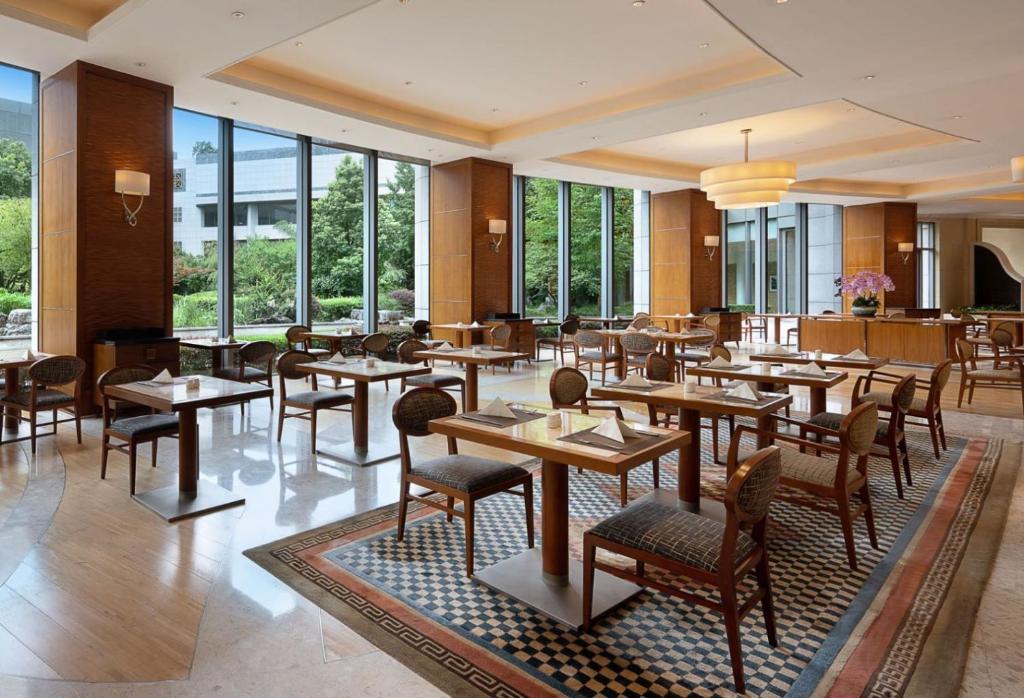 Posezení v ubytování DoubleTree by Hilton Shanghai Pudong - Present welcome cookie