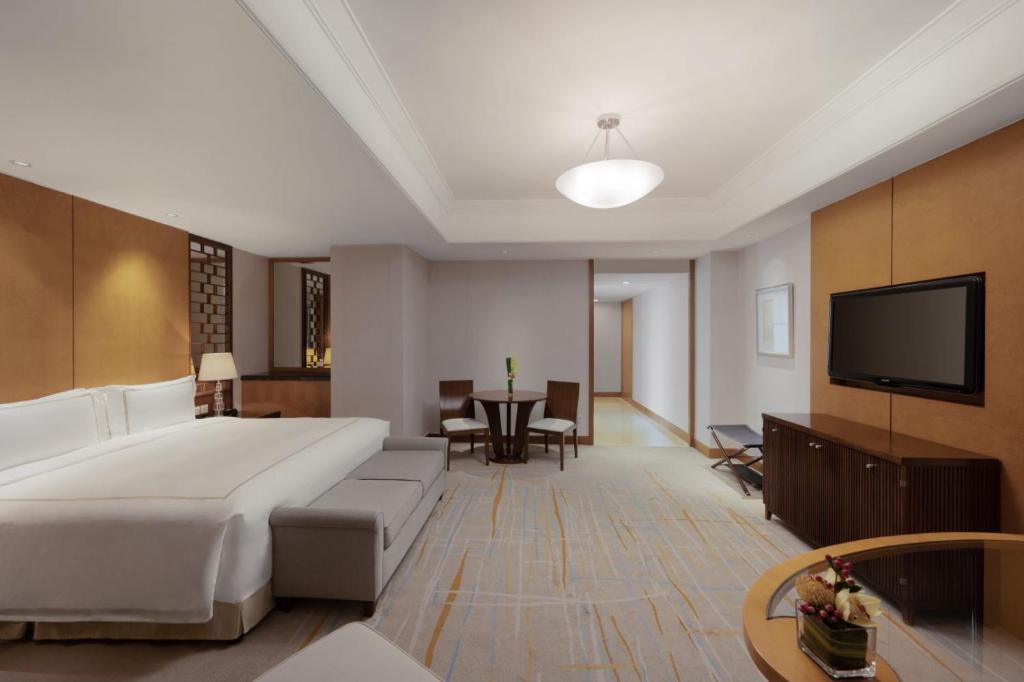 Postel nebo postele na pokoji v ubytování DoubleTree by Hilton Shanghai Pudong - Present welcome cookie