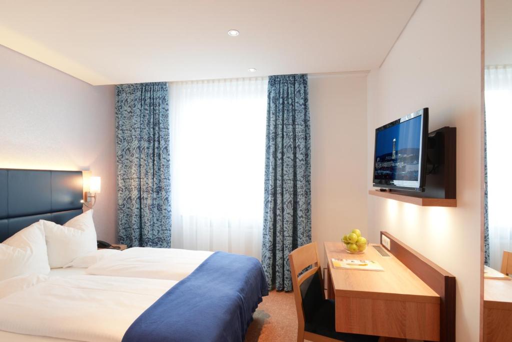Postel nebo postele na pokoji v ubytování Ringhotel Loew's Merkur