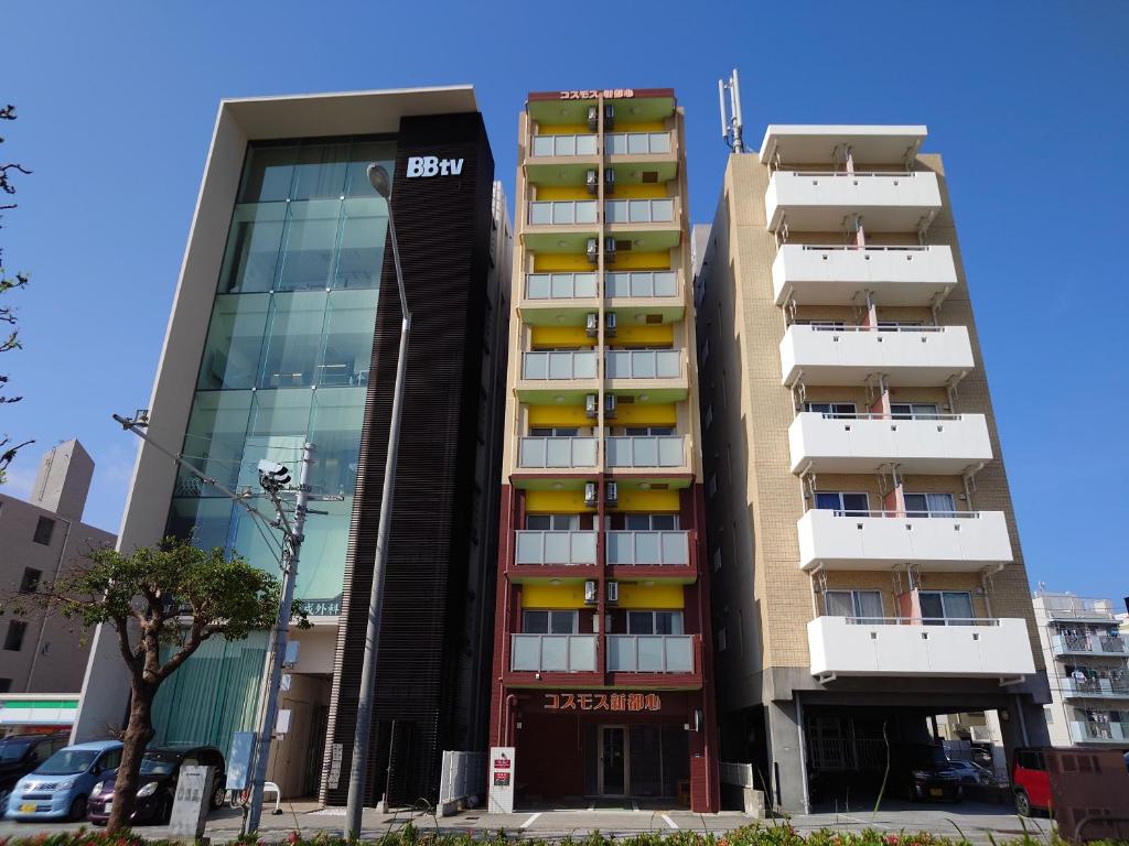 un edificio con balconi sui lati di BiBi Hotel Cosmos Shintoshin a Naha