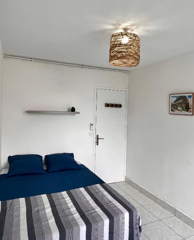 Postel nebo postele na pokoji v ubytování L'ESCALE, Chambre dans appartement partagé, bedroom in shared appartment