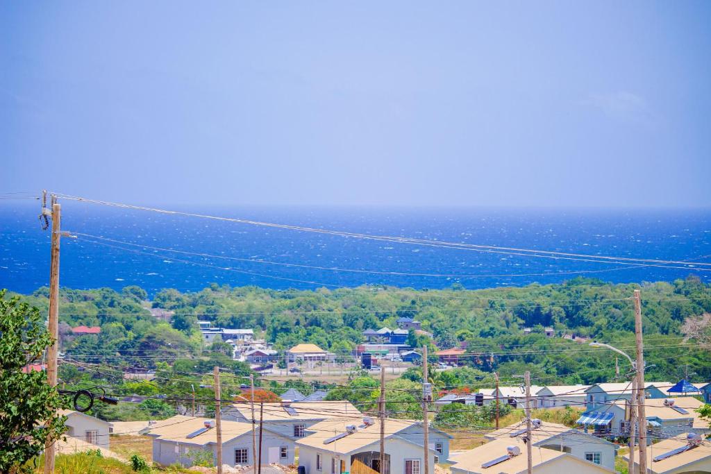 uma vista aérea de uma pequena cidade com casas em home with relaxing sea view em Discovery Bay