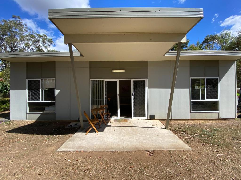 ein Haus mit einer Markise davor in der Unterkunft Honeybee Wellness Resort in Kandanga