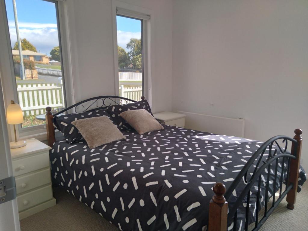 - une chambre avec un lit noir et blanc et une fenêtre dans l'établissement Self contained guest suite, à Oatlands