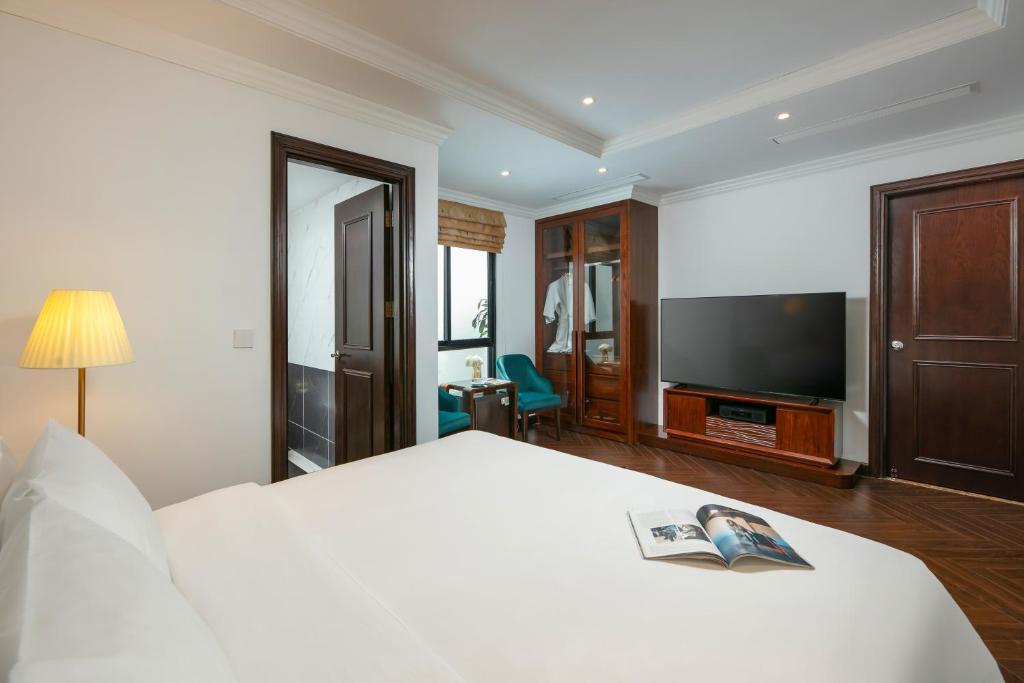 MAY DE VILLE Crown Hotel - 2