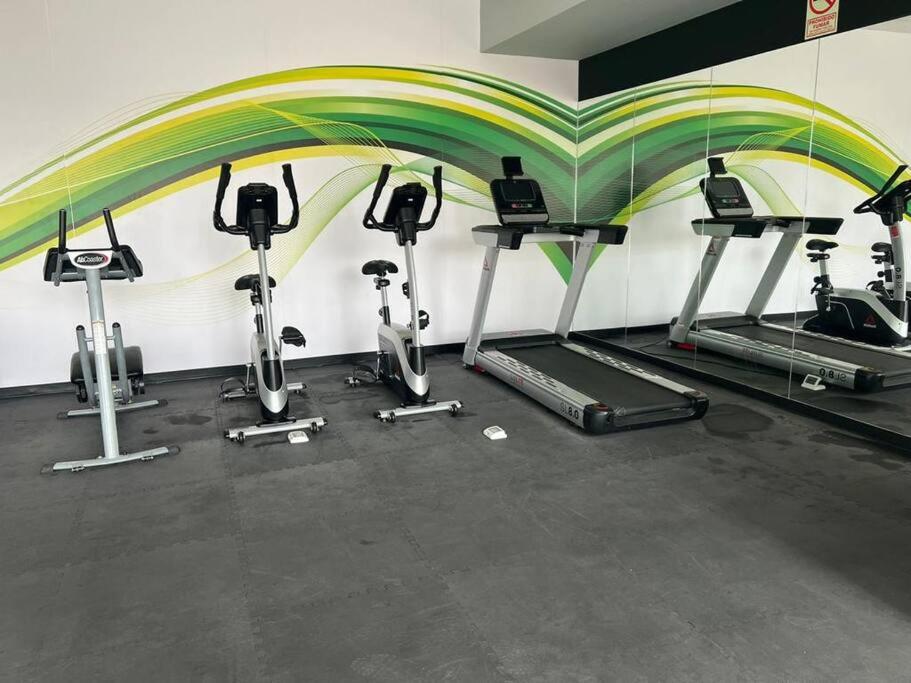 - une salle de sport avec plusieurs vélos d'exercice dans l'établissement Hermoso departamento de estreno., à Lima