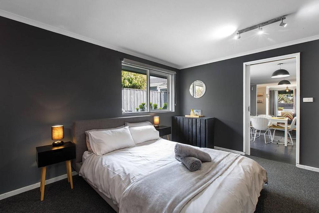 מיטה או מיטות בחדר ב-Sunshine Cottage in Prime Mornington Location