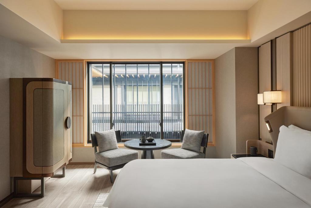 Postel nebo postele na pokoji v ubytování Dusit Thani Kyoto