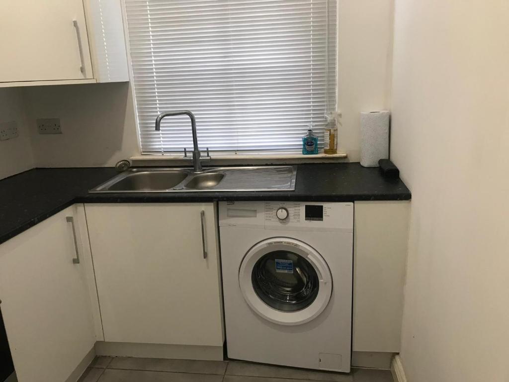 1 Bedroom Available 5 Minute From Centre & Station