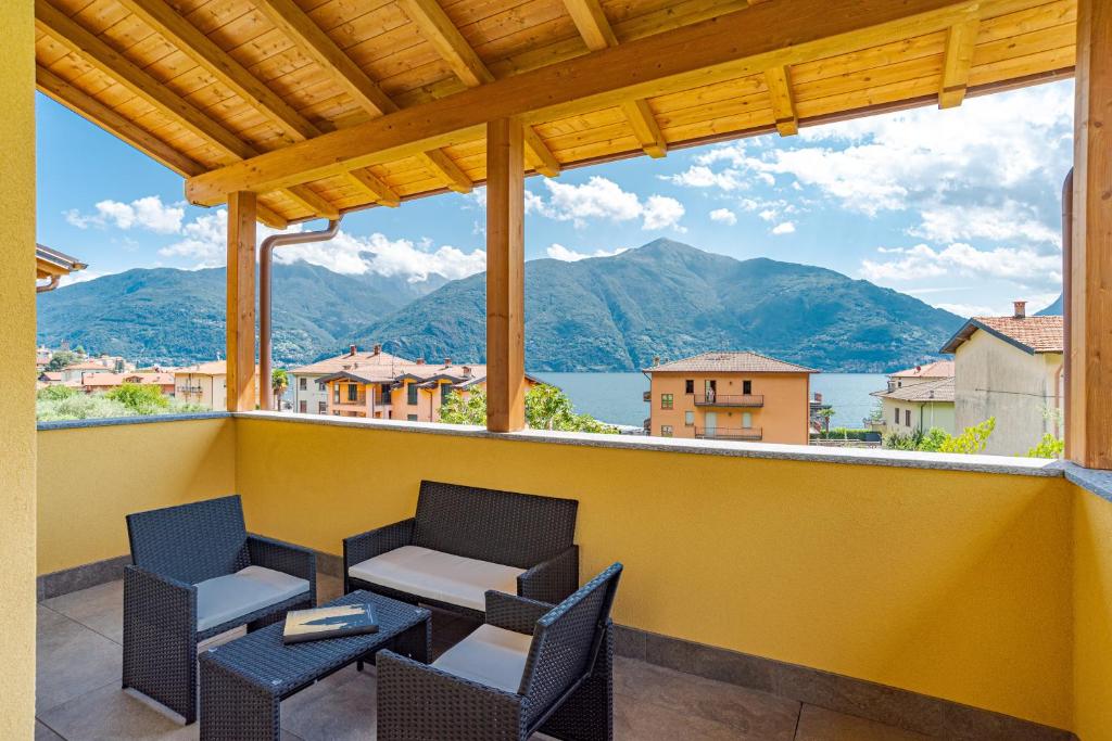 balcone con sedie, tavolo e vista sulle montagne di Casa Veligato 2 - Happy Rentals a San Siro