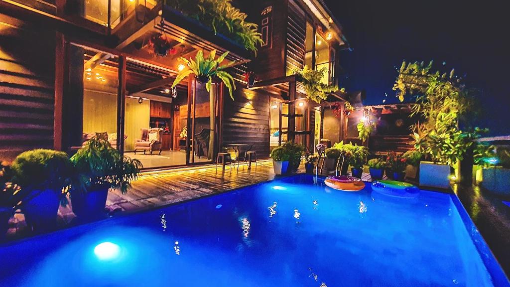 een zwembad voor een huis 's nachts bij Luxury Transit Villa in Negombo