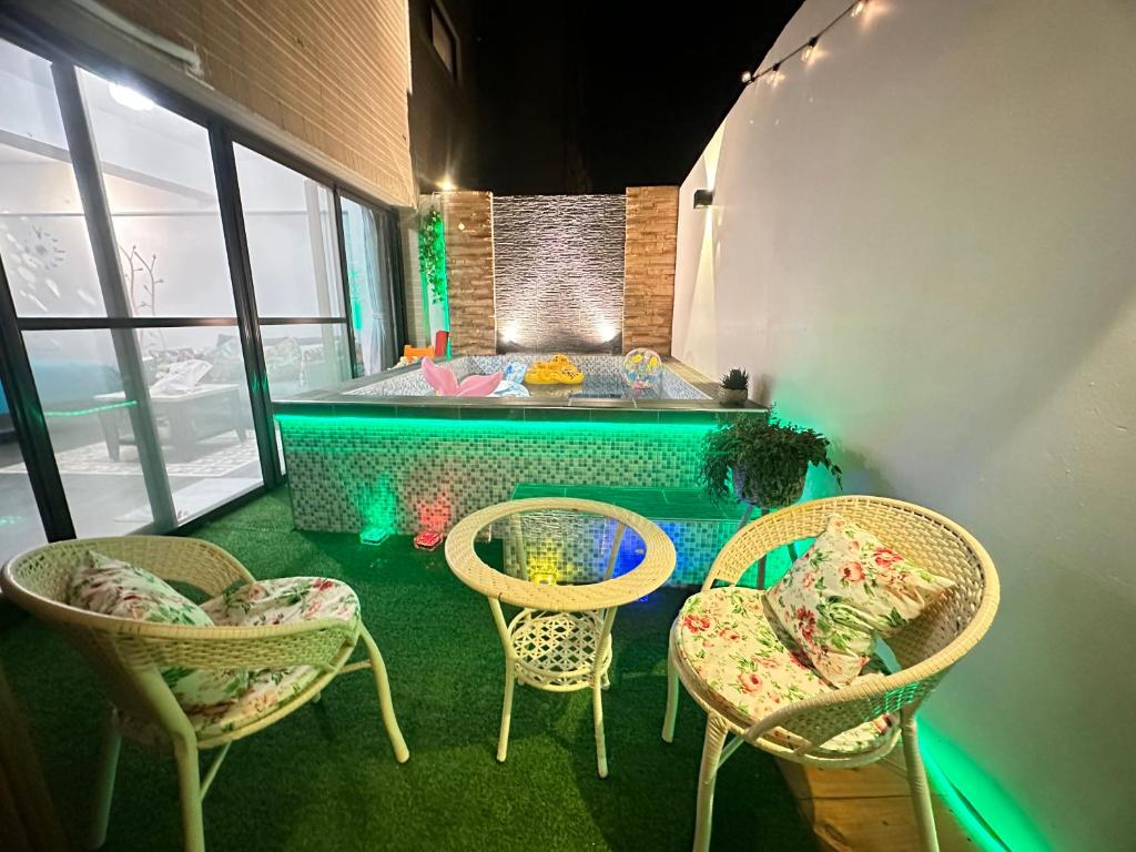 Ein Zimmer mit drei Stühlen und einem nichtmateriell-materiell-materiell-funktionellen Raum in der Unterkunft Kenting - Rest In Your Relax Time in Altstadt von Hengchun
