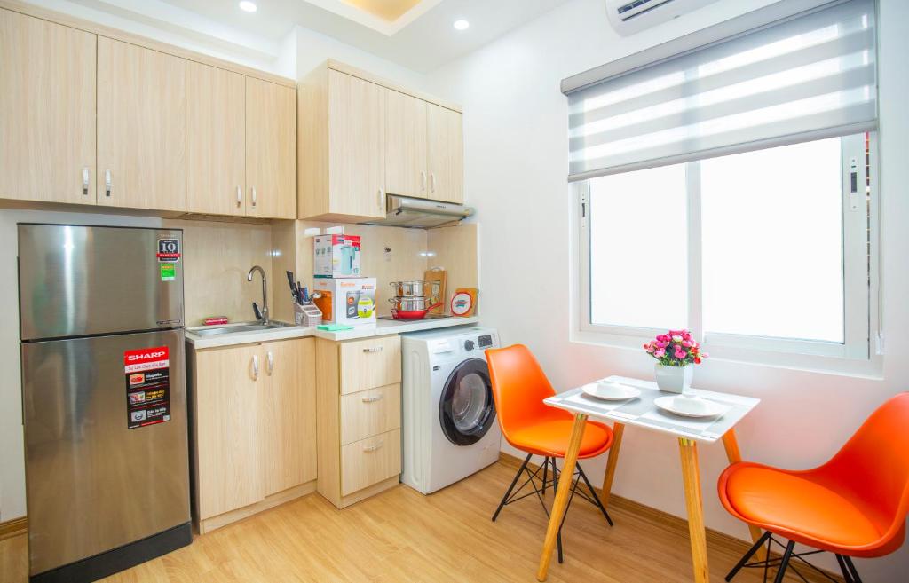 Kuchyňa alebo kuchynka v ubytovaní Sumitomo Apartment - Linh Lang street