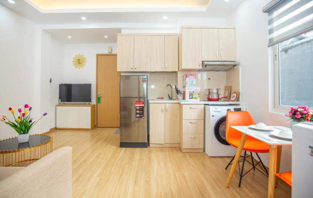 Kuchyňa alebo kuchynka v ubytovaní Sumitomo Apartment - Linh Lang street