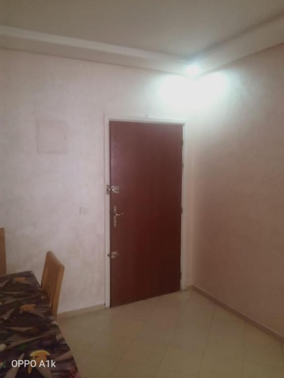 Zimmer mit einer Tür und einem Zimmer mit einem Tisch in der Unterkunft Tabriquet-Sale in Sidi Yahia az Zaʼer