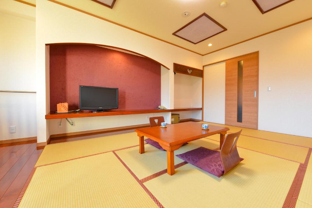 TV a/nebo společenská místnost v ubytování Ooedo Onsen Monogatari Hotel Shinko