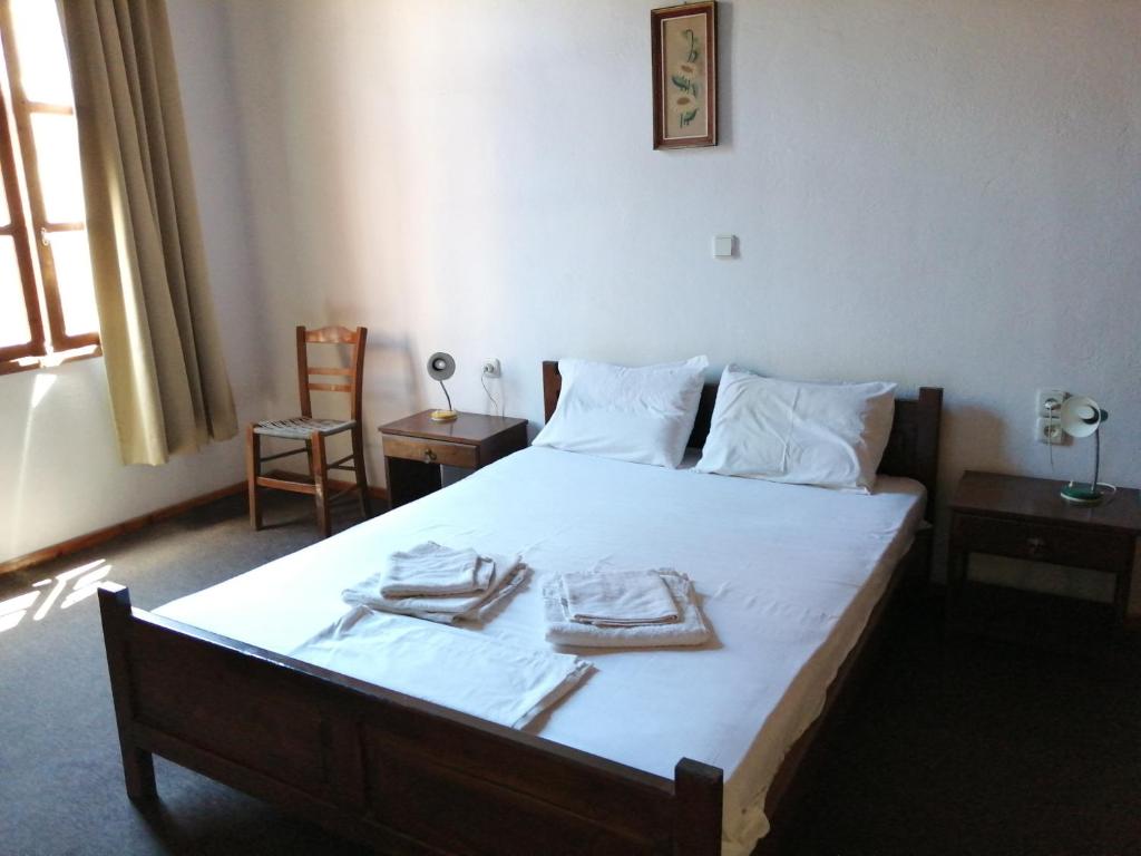 卡尼亞鎮的住宿－利托旅館，一间卧室配有一张床,上面有两条毛巾