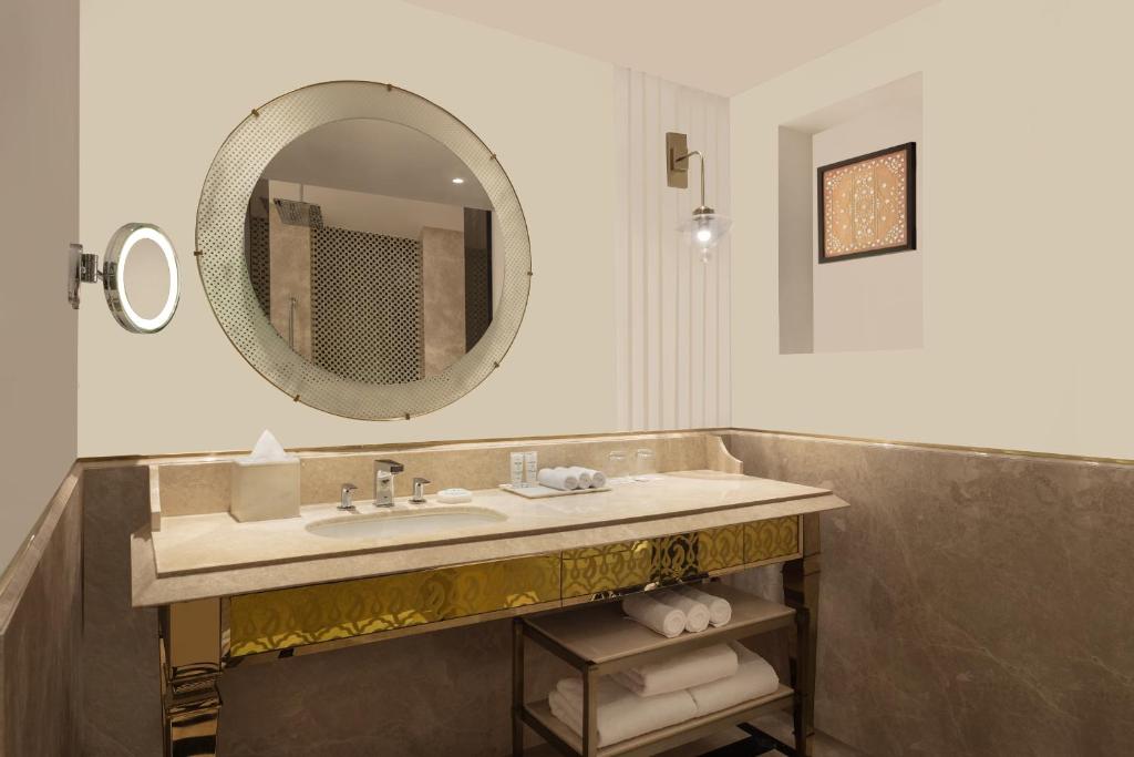 Koupelna v ubytování ITC Narmada, a Luxury Collection Hotel, Ahmedabad