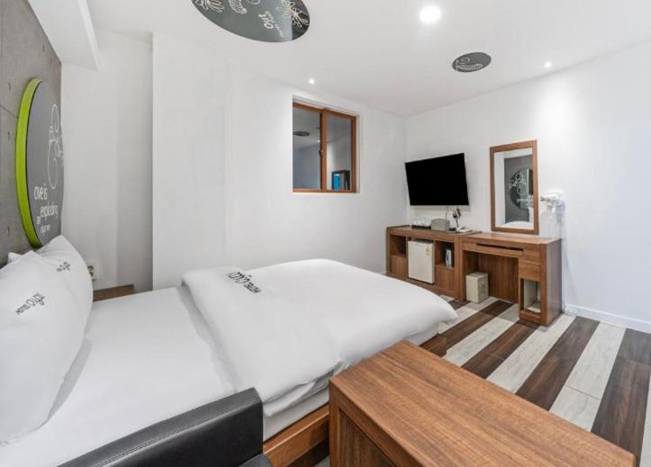 Postel nebo postele na pokoji v ubytování OU Hotel