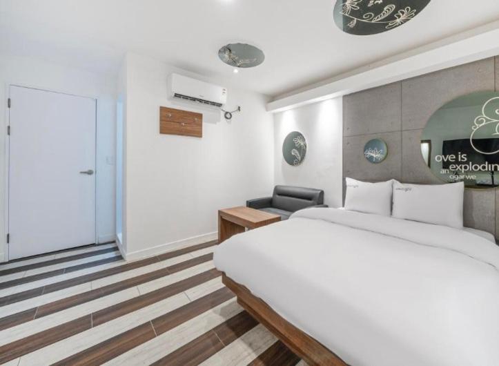 Postel nebo postele na pokoji v ubytování OU Hotel