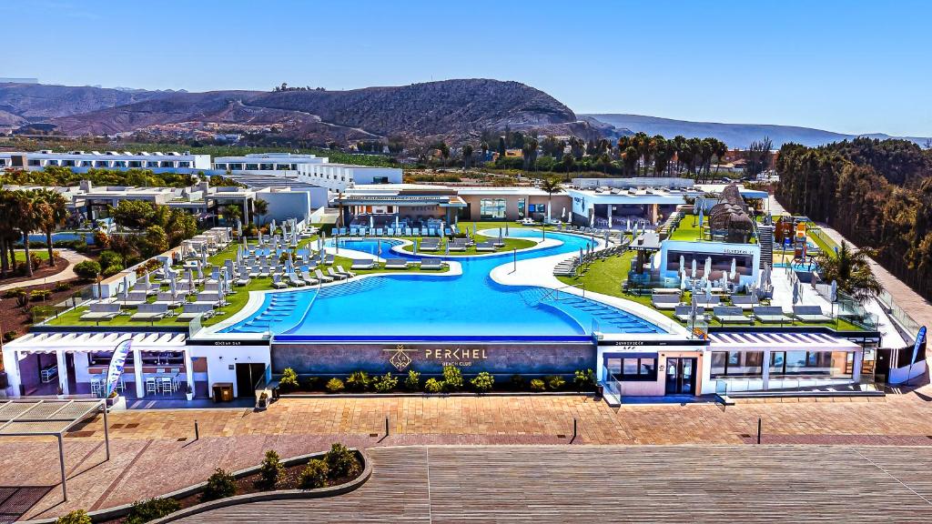 Resort Cordial Santa Águeda & Perchel Beach Club في لا بلايا ذي أرغينيكين: اطلالة جوية على منتجع مع مسبح