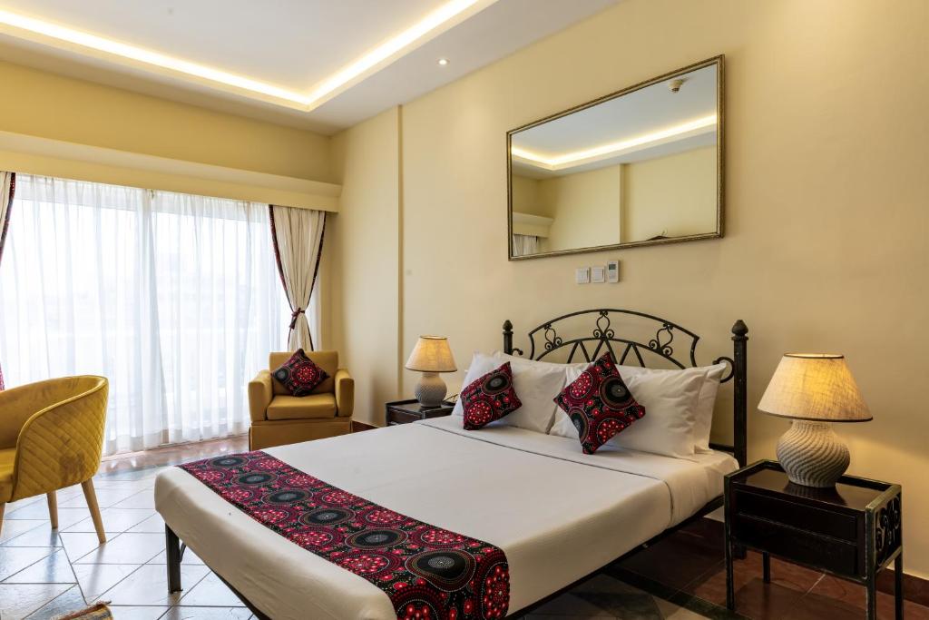 Postel nebo postele na pokoji v ubytování Sentrim Castle Royal Hotel