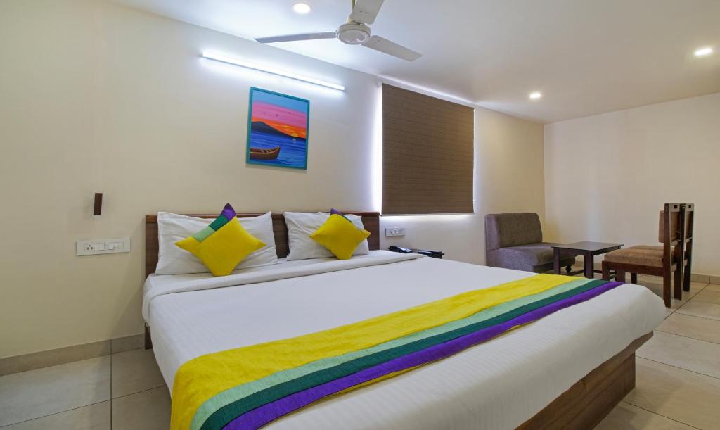 una camera con letto king-size e coperta colorata di Itsy By Treebo - N Square a Vijayawāda