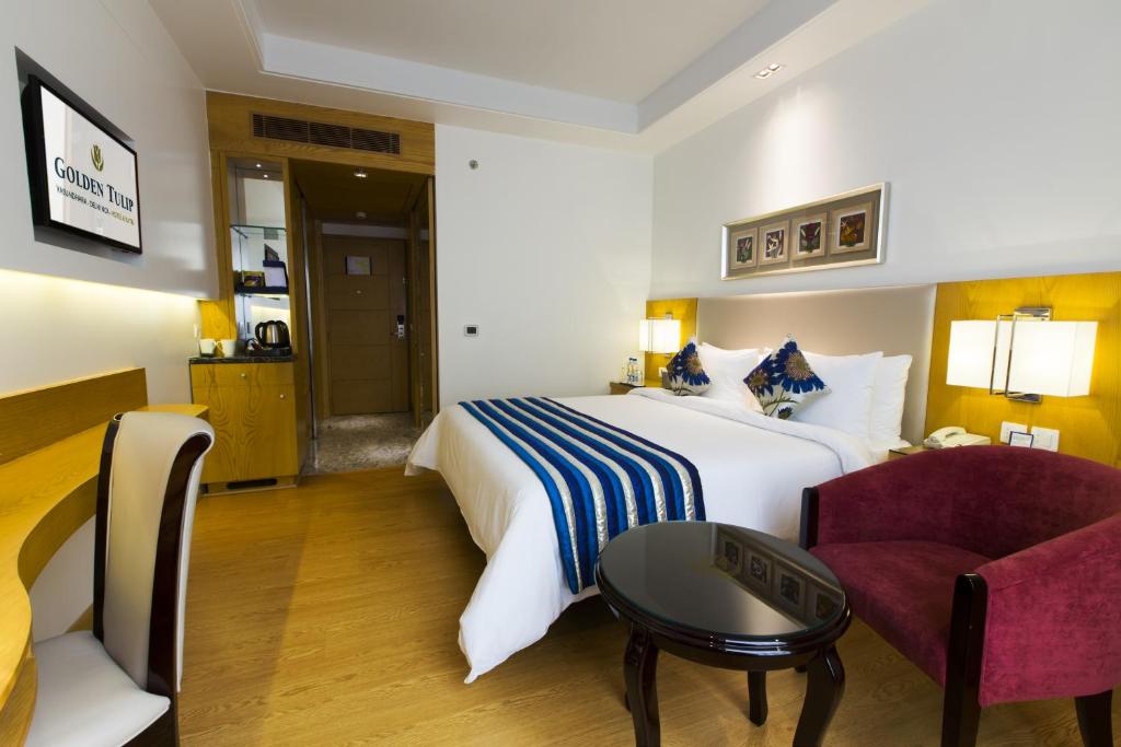 Postel nebo postele na pokoji v ubytování Ramada by Wyndham Ghaziabad Vasundhara