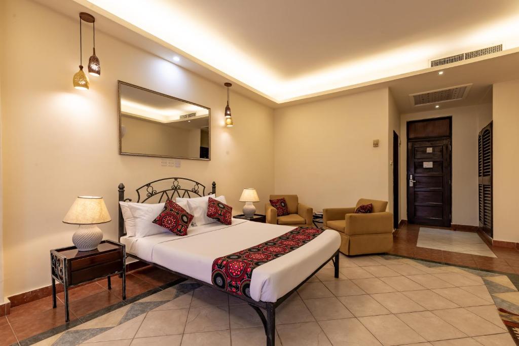 Postel nebo postele na pokoji v ubytování Sentrim Castle Royal Hotel
