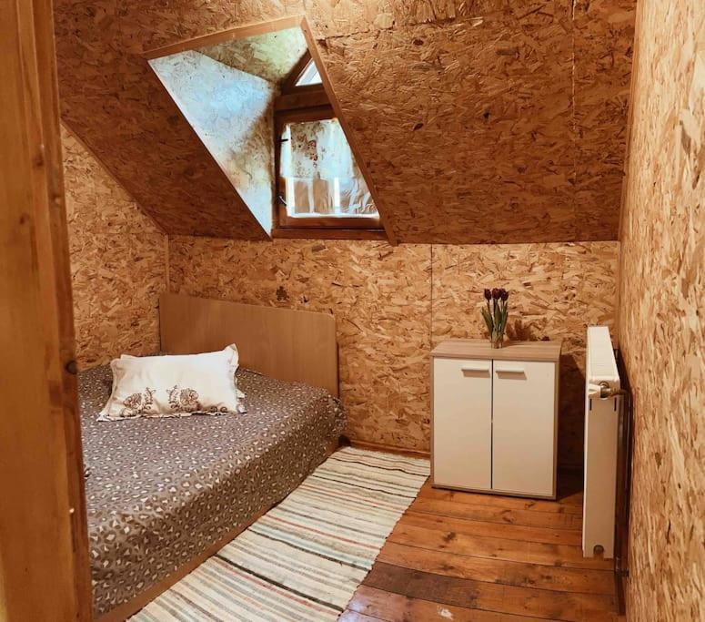 Habitación pequeña con cama y ventana en Cabana Oana 5-bedrooms chalet, en Arad