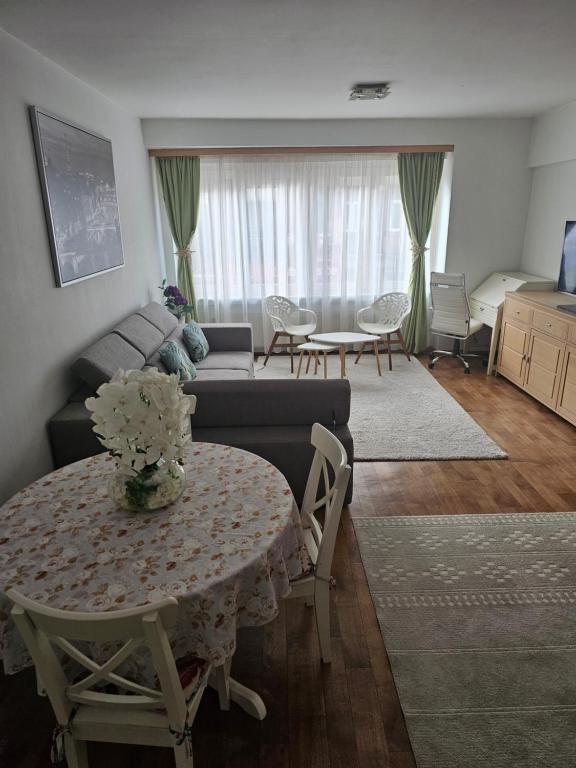 ein Wohnzimmer mit einem Sofa und einem Tisch in der Unterkunft Belle maison ! in Brüssel