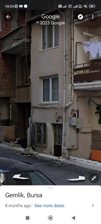 zdjęcie budynku na ulicy w obiekcie 6 Bedroom House by the Sea w mieście Gemlik